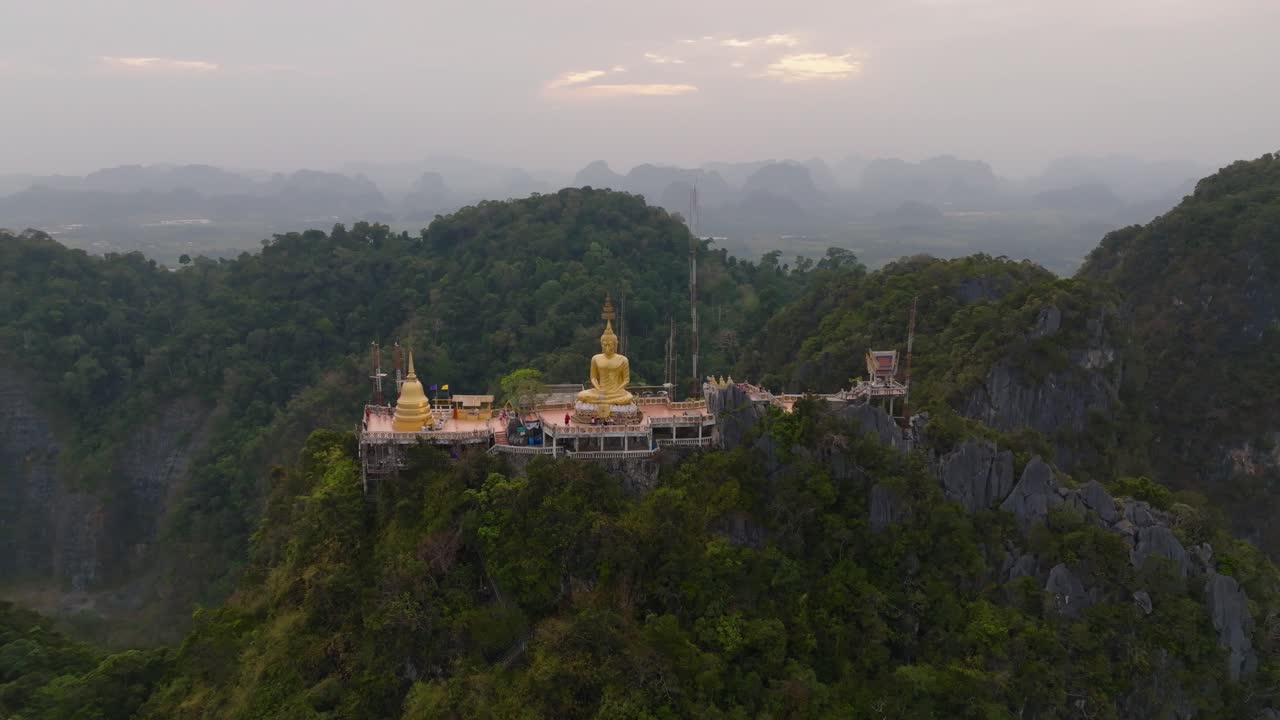 imágenes aéreas de 4k de wat tham suea en krabi, tailandia, asia, el templo de la cueva del tigre, la estatua de buda
