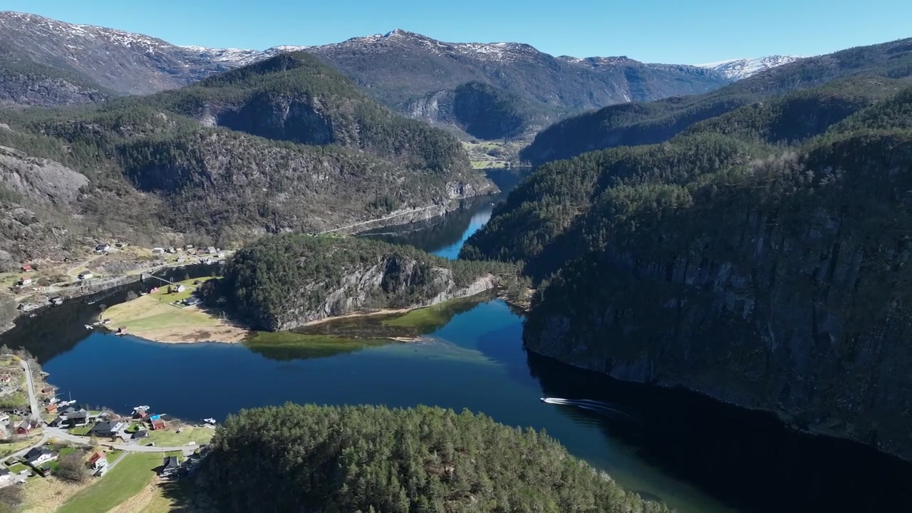 Barca su uno stretto fiordo di marea a Stamnes, Norvegia, che conduce verso il Bolstadfjorden e il fiume Vosso.