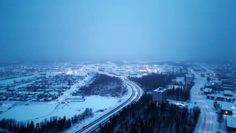 Gründungsaufnahme-4k-Sonnenaufgang-Blaue-Stunde-Morgen-Filmischer-4k-Schneesturm-Schneefall-Neblig-Glühend-Drohnenaufnahme-Einer-Arktischen-Wintergemeinde-Isoliertes-Abgelegenes-Bergbaudorf-Zentrum-Von-North-Thompson-Manitoba-Kanada