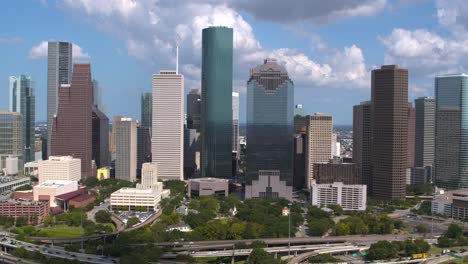 Vista-Aérea-Del-Centro-De-Houston-En-Un-Día-Nublado-Pero-Soleado