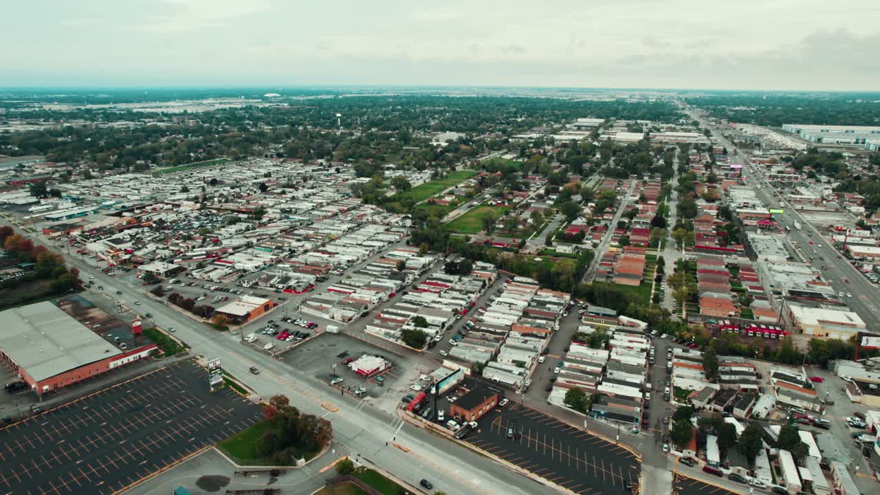 vista aérea de un parque de remolques con casas móviles y coches