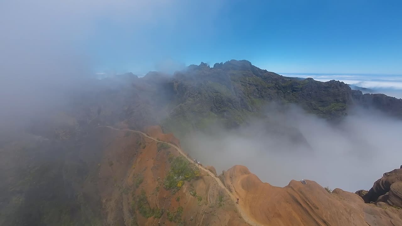 Arcobaleno in una valle lussureggiante sull'isola di Madeira