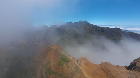 arco iris en el exuberante valle de la isla de madeira