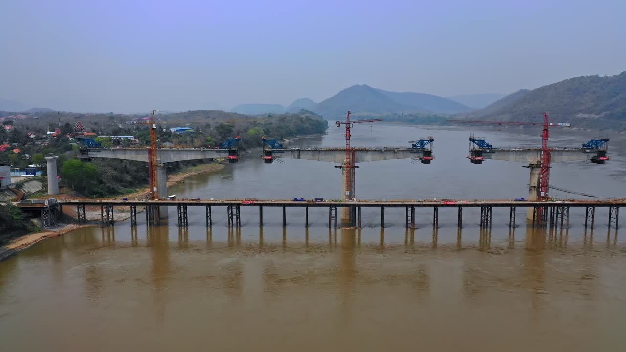 construcción de un puente sobre un río