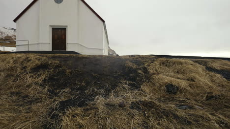 en la iglesia de vík mýrdal, islandia
