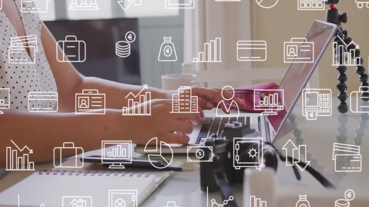 animación de múltiples iconos sobre la sección media de una mujer caucásica usando una computadora portátil