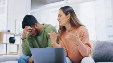 pareja joven, estrés por el dinero