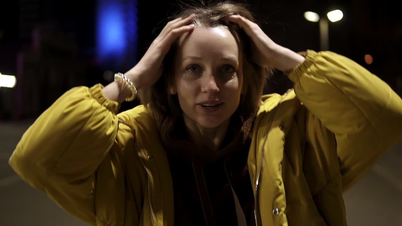 пикник молодых людей с кострем на пляже вечером. веселые друзья поют песни и играют на гитаре. замедленное движение