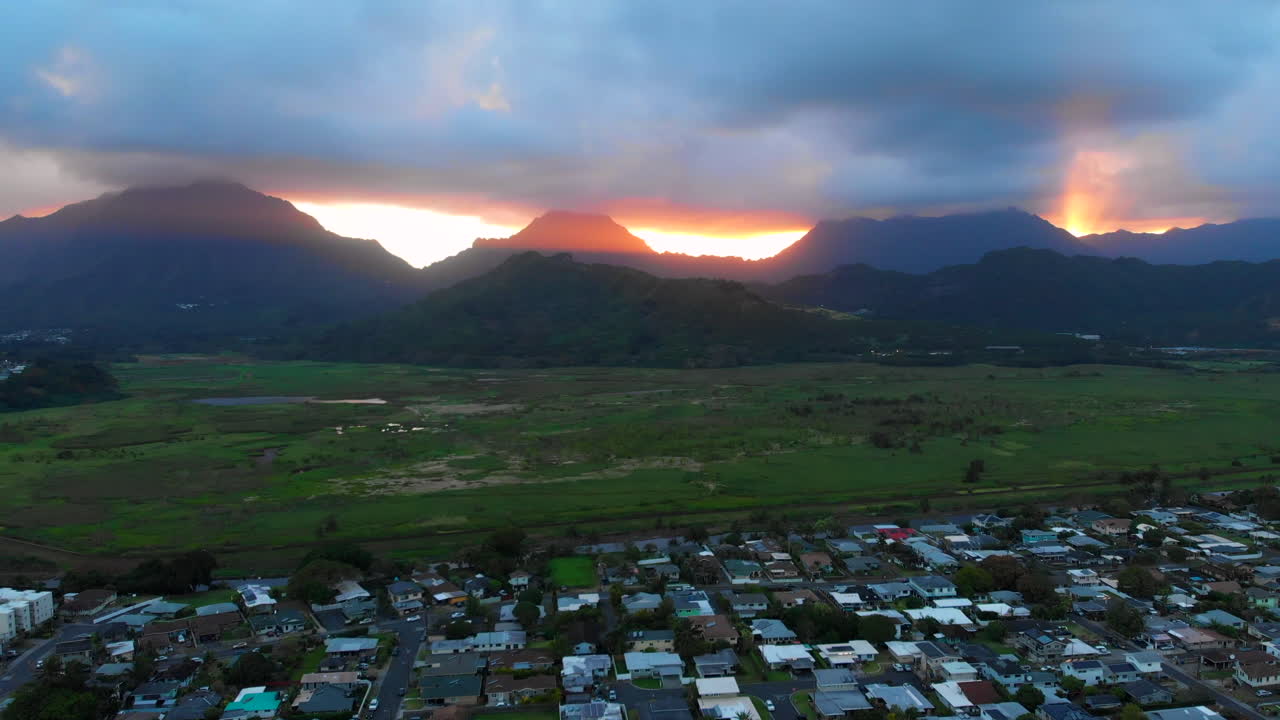 하와이의 카일루아 주변 산 뒤에 일몰의 공중