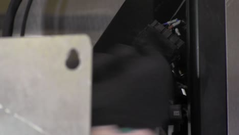 desenchufar el conector de tres clavijas en la máquina mezcladora de pintura cerrar