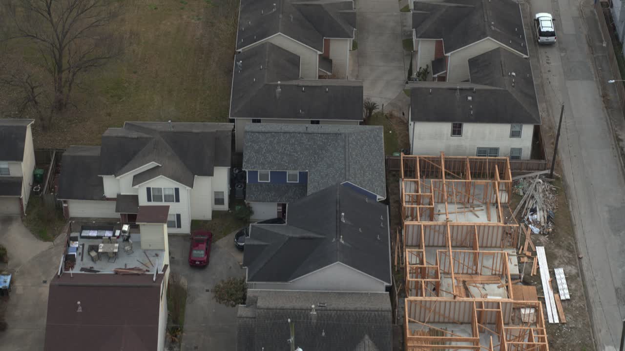 vista de pájaro de casas frente al centro de houston