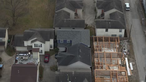 vista de pájaro de casas frente al centro de houston