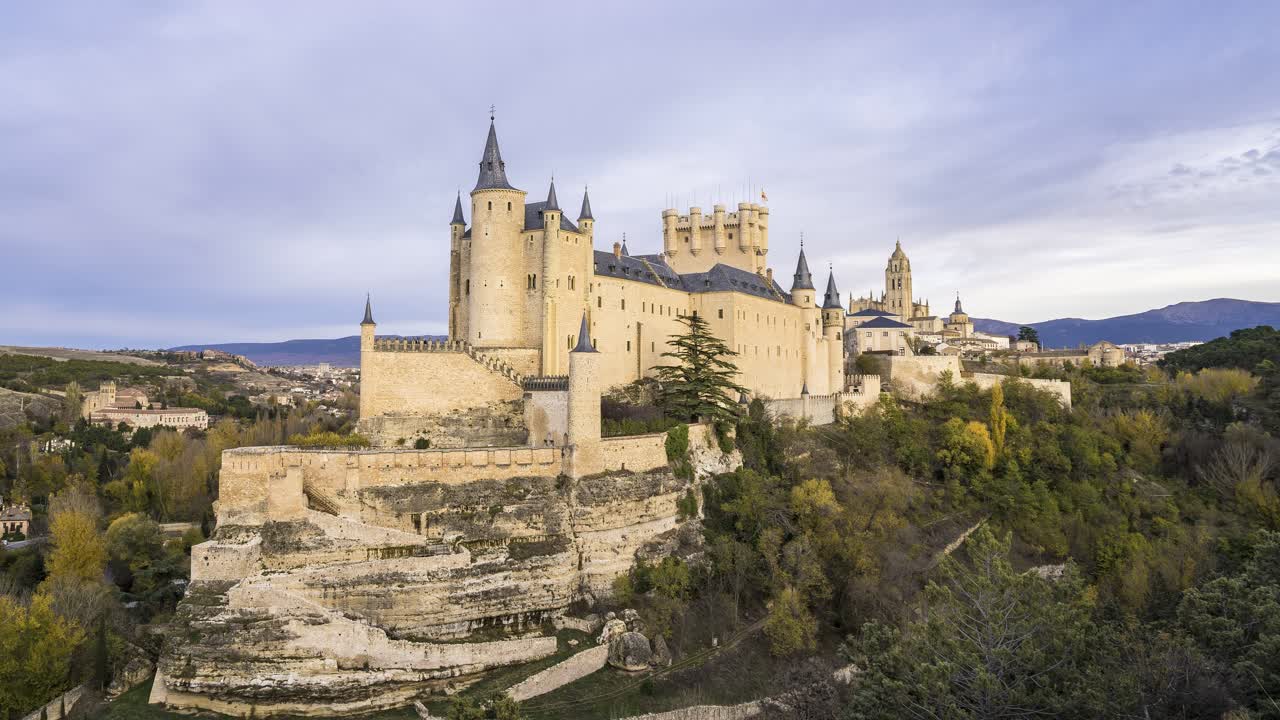 castillo medieval contra el cielo al atardecer