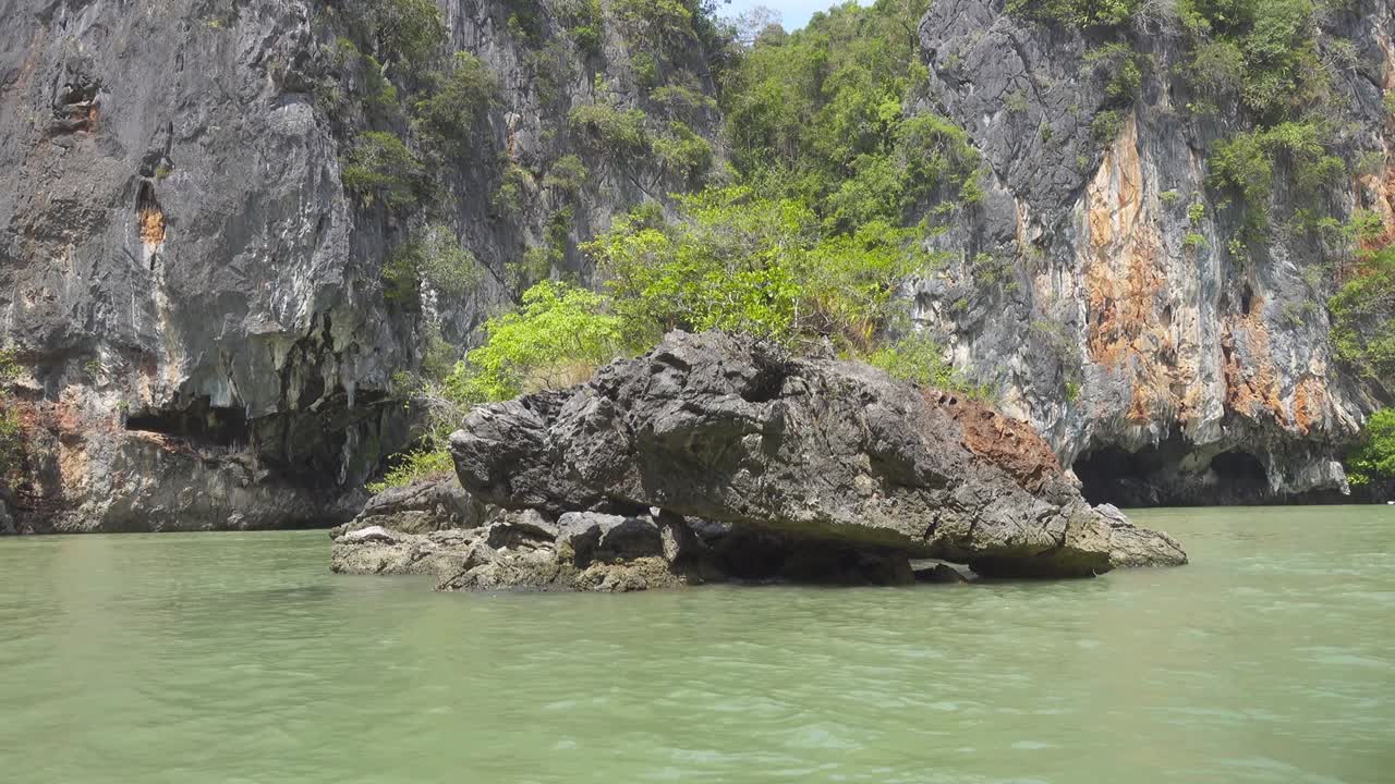 kayak entre las rocas y cuevas en tailandia