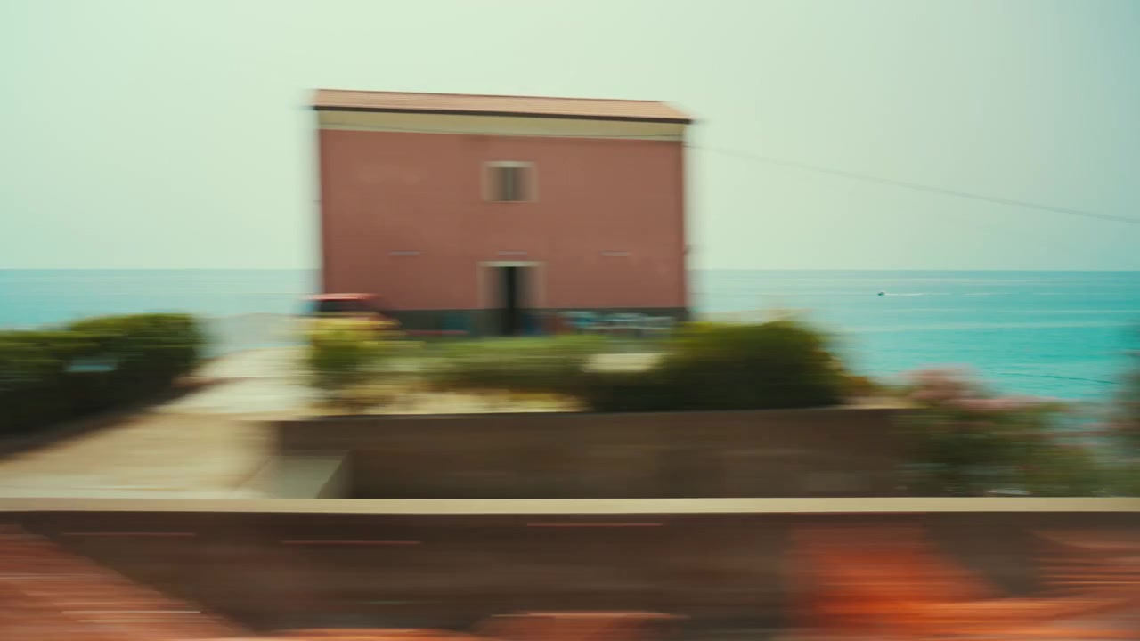 Vista del mar italiano frente a la costa de Calabria desde la ventana de un tren