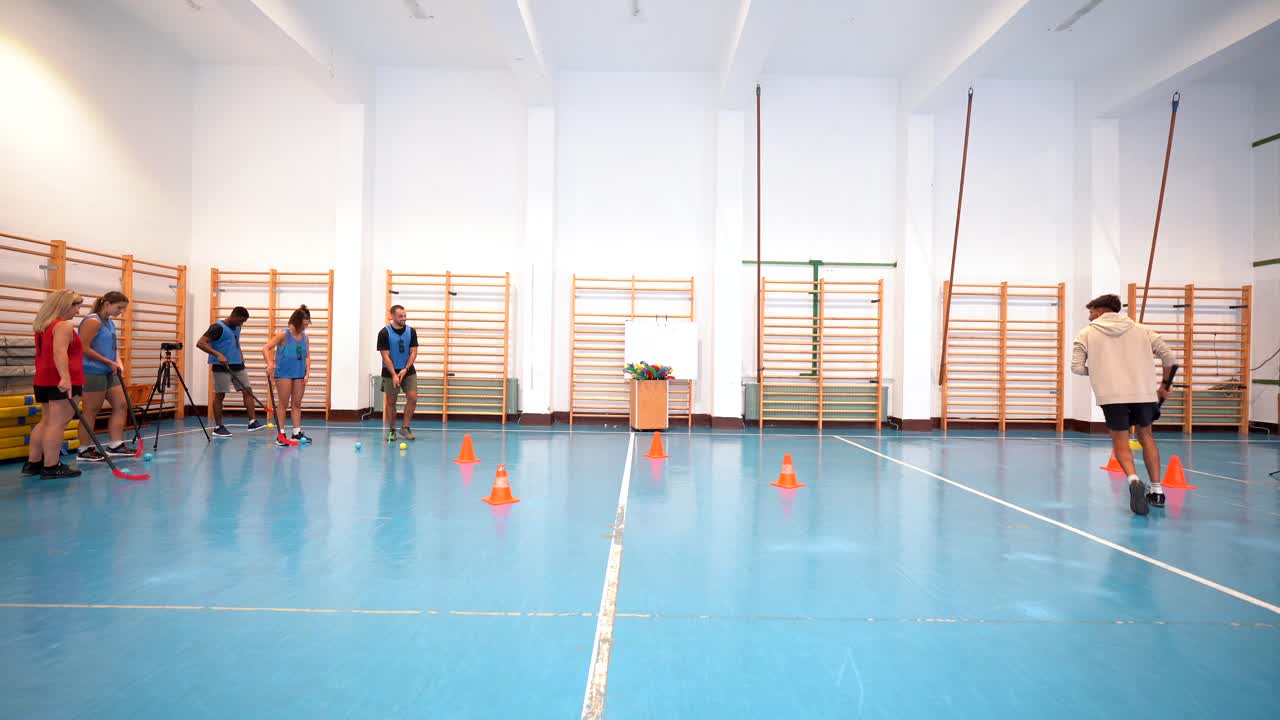 Treino de floorball em uma academia