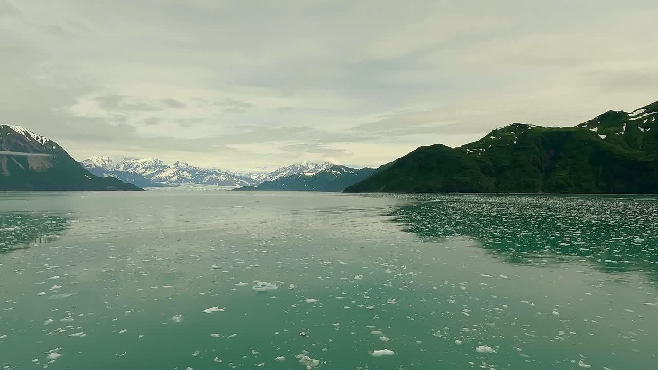 허버드 빙하가 바다로 흘러들어가면서 바다에 떠다니는 얼음 - 하이퍼  ⁇ 스