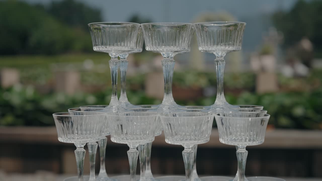 결혼식이나 파티를 위해 쌓아 올린 빈 샴페인 잔들