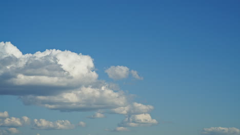 Wolken-Verformen-Sich-Zur-Mittagszeit.-Aufnahme-Des-Estnischen-Himmels