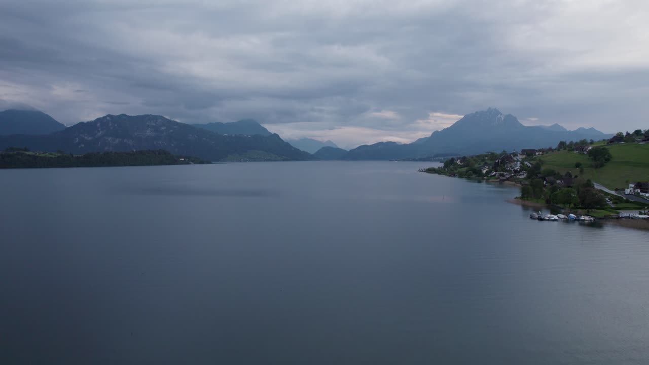 impresionante lago suizo de lucerna en un día nublado con montañas en la distancia en suiza