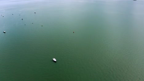 La-Cámara-Aérea-De-Los-Barcos-Del-Paso-Elevado-Frente-Al-Mar-Se-Desplaza-Lentamente-Hasta-El-Horizonte-Dji-Mavic-2-Pro