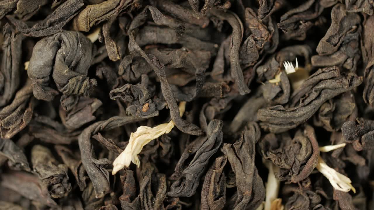 hojas de té negro de cerca. rotación de bucle