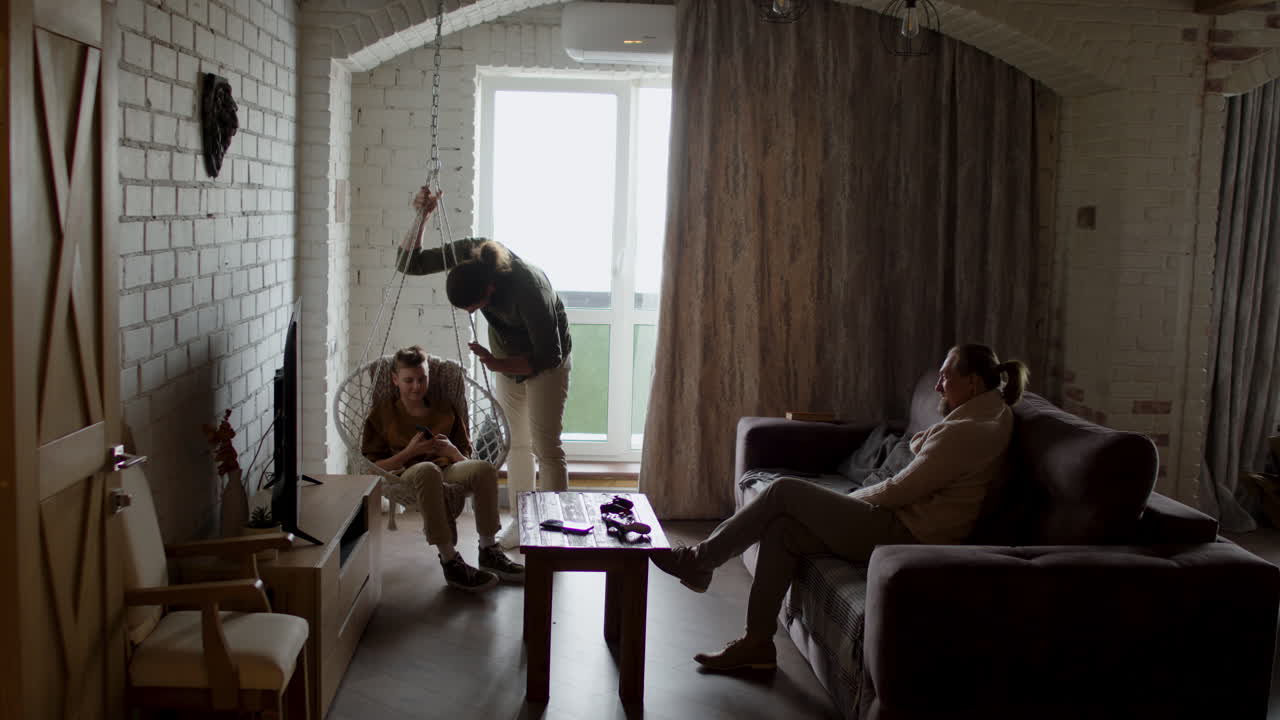 거실에 있는 백인 남자와 소년