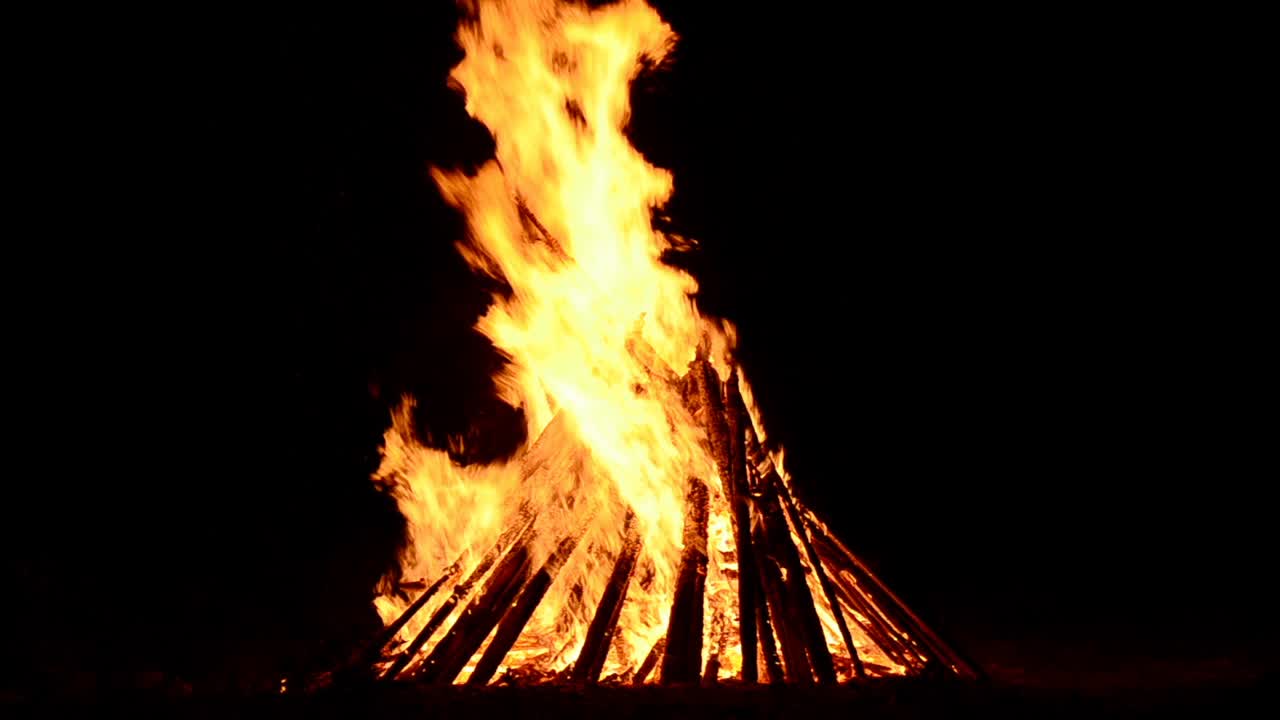 Fuoco su sfondo nero. Fiamma di fuoco
