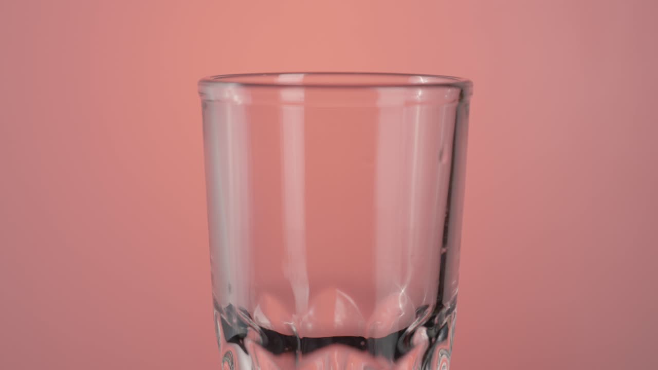 유리잔에 얼음 어리