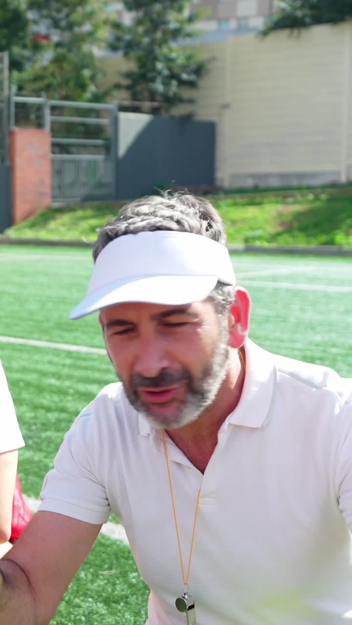 Allenatore di calcio spiega la strategia