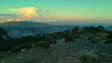 Luftdrohnen-Dolly-Aufnahme-Einer-Bergkette-Mit-Bäumen-Und-Blauem-Himmel