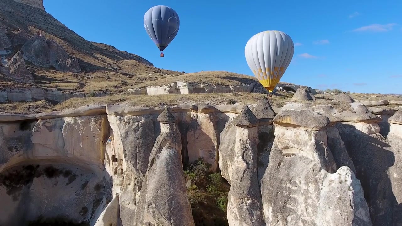 Mongolfiere che volano sopra i camini delle fate della Cappadocia