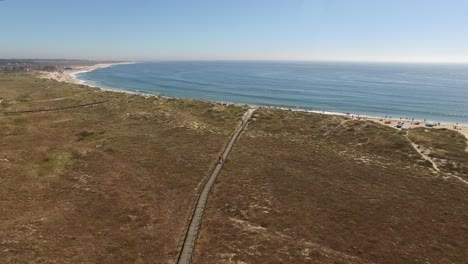 vista aérea de la playa de la pasarela sobre las dunas