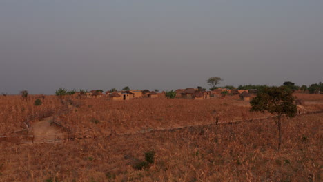 Viajando-Frente-En-Un-Pequeño-Pueblo-Africano,-Angola-5