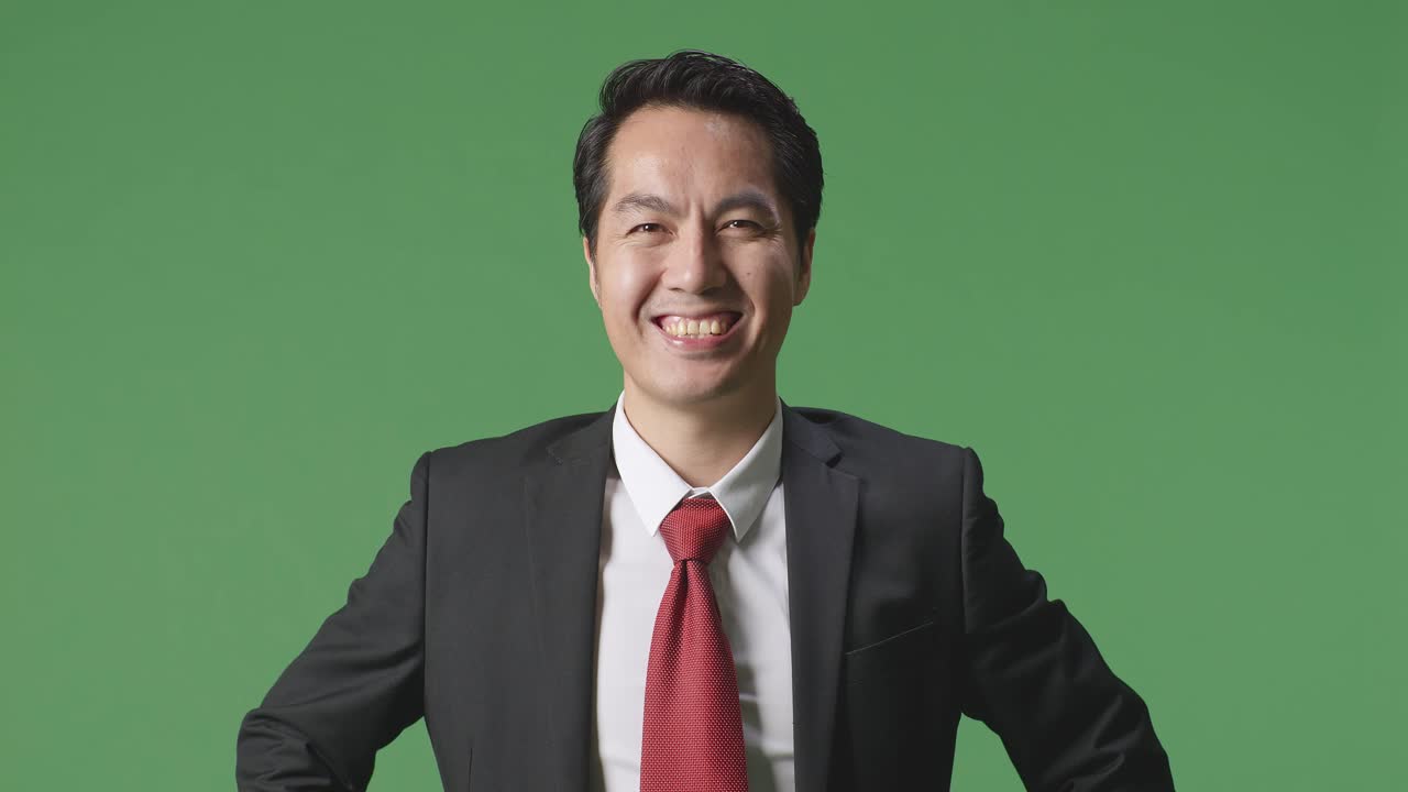 슈트를 입은 웃는 사업가