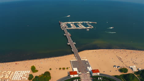vista superior del muelle de monciak en sopot, polonia en un día de vacaciones soleado con el mar báltico en el fondo