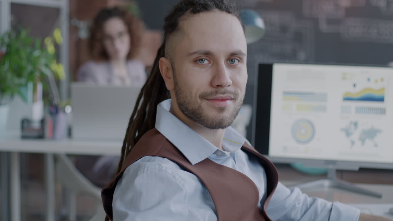 retrato del hombre en la oficina