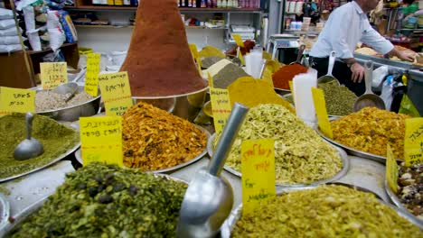 Verschiedene-Gewürze-Zum-Verkauf-In-Einem-Gewürzgeschäft-Auf-Dem-Mahane-Yehuda-Markt-In-Jerusalem,-Israel