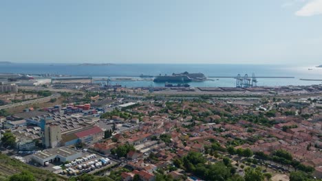 por encima de la ciudad de marsella, francia, moviéndose hacia el puerto.