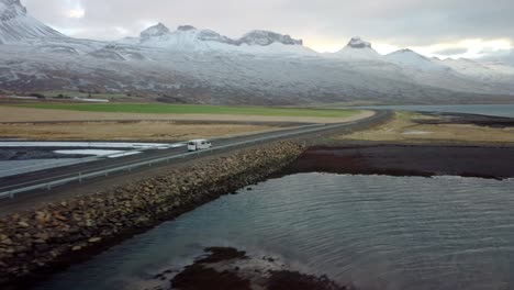 Isländische-Straßenlandschaft-Mit-Einem-Nicht-Identifizierten-Autofahren
