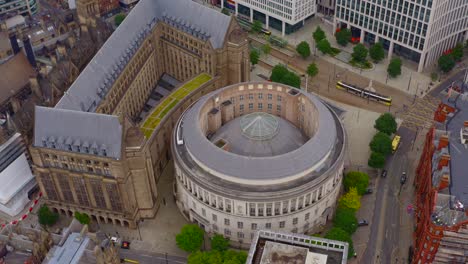 fotografía aérea de un dron en órbita alrededor de la biblioteca central de manchester 02