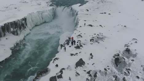 Turistas-Fotógrafos-En-Una-Expedición-Nevada-A-La-Cascada-Dettifoss-En-Islandia---Antena