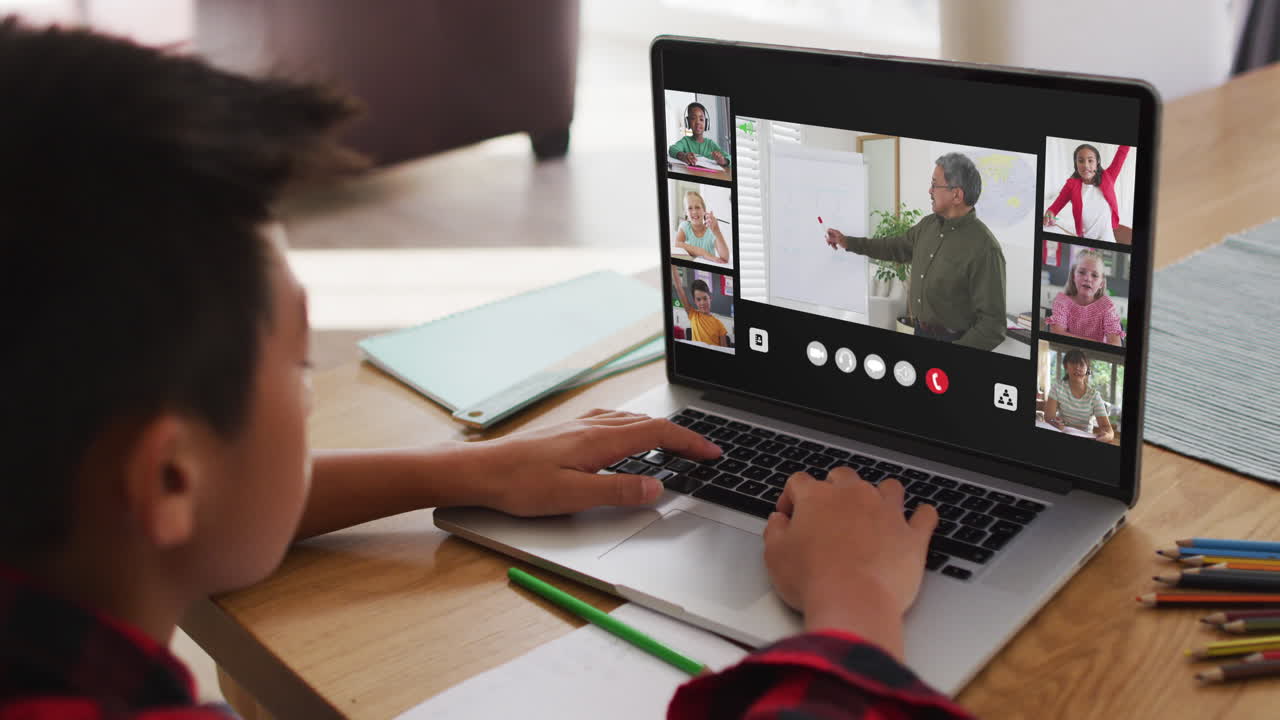 escolar que usa una computadora portátil para una lección en línea en casa, con un maestro y una clase diversos en la pantalla