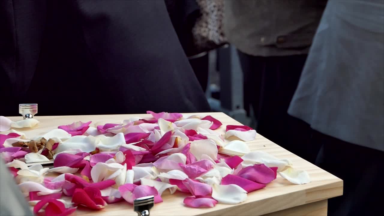 영구차나 예배당에 있는 장례식 관의 클로즈업 샷 또는 묘지의 매장