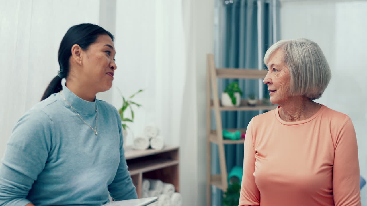 물리치료사, 태블릿 또는 행복한 고령 여성