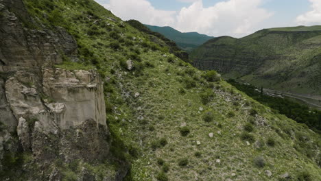 Die-Felsigen-Berge-Enthüllten-Das-Dorf-Khertvisi-In-Der-Gemeinde-Aspindza-In-Südgeorgien