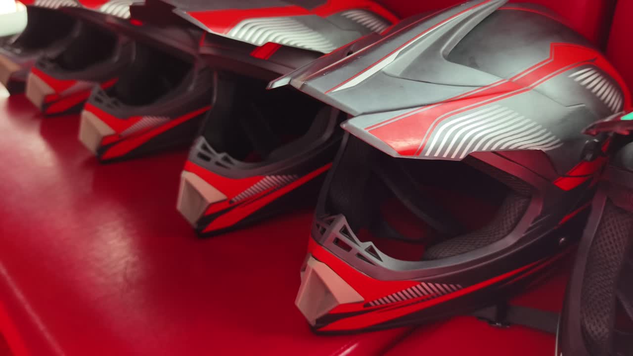 una fila de coloridos cascos de motocross