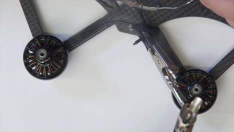 fabricación de drones, chips, soldaduras, reparaciones, mecánicos y placas base
