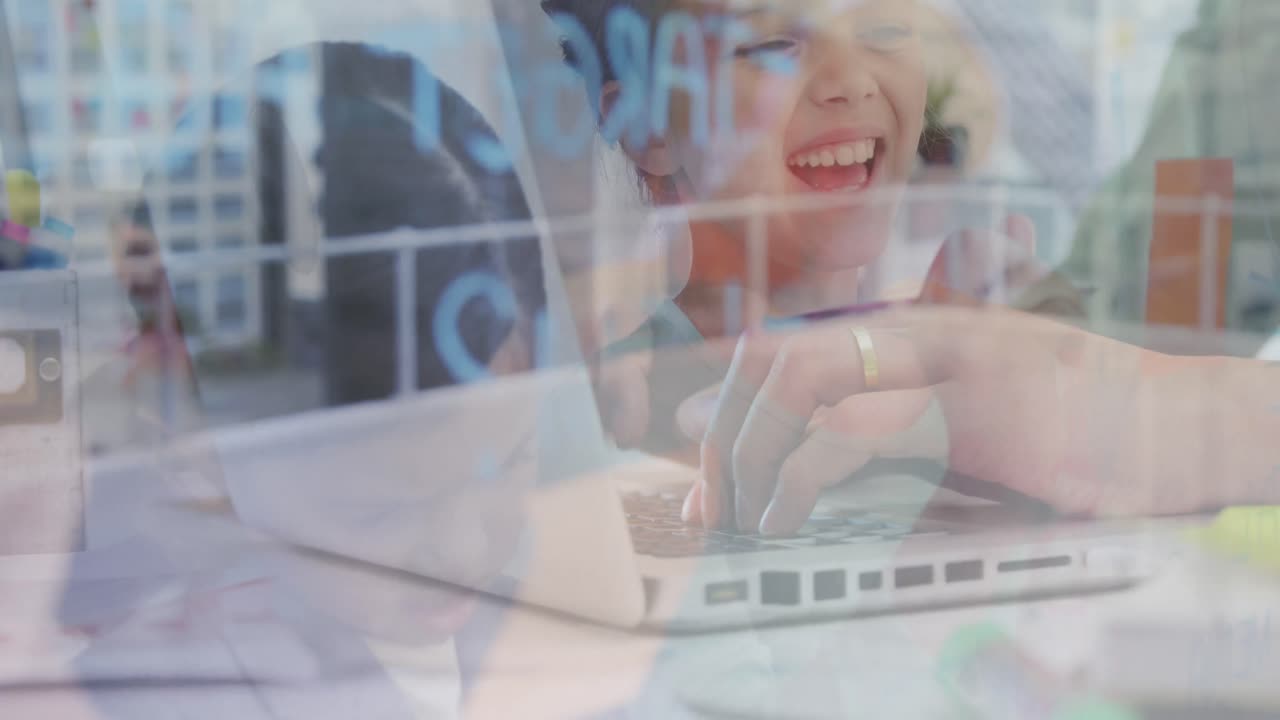 노트북을 사용하는 여성의 손의 애니메이션, 학교에서 웃는 어린이들