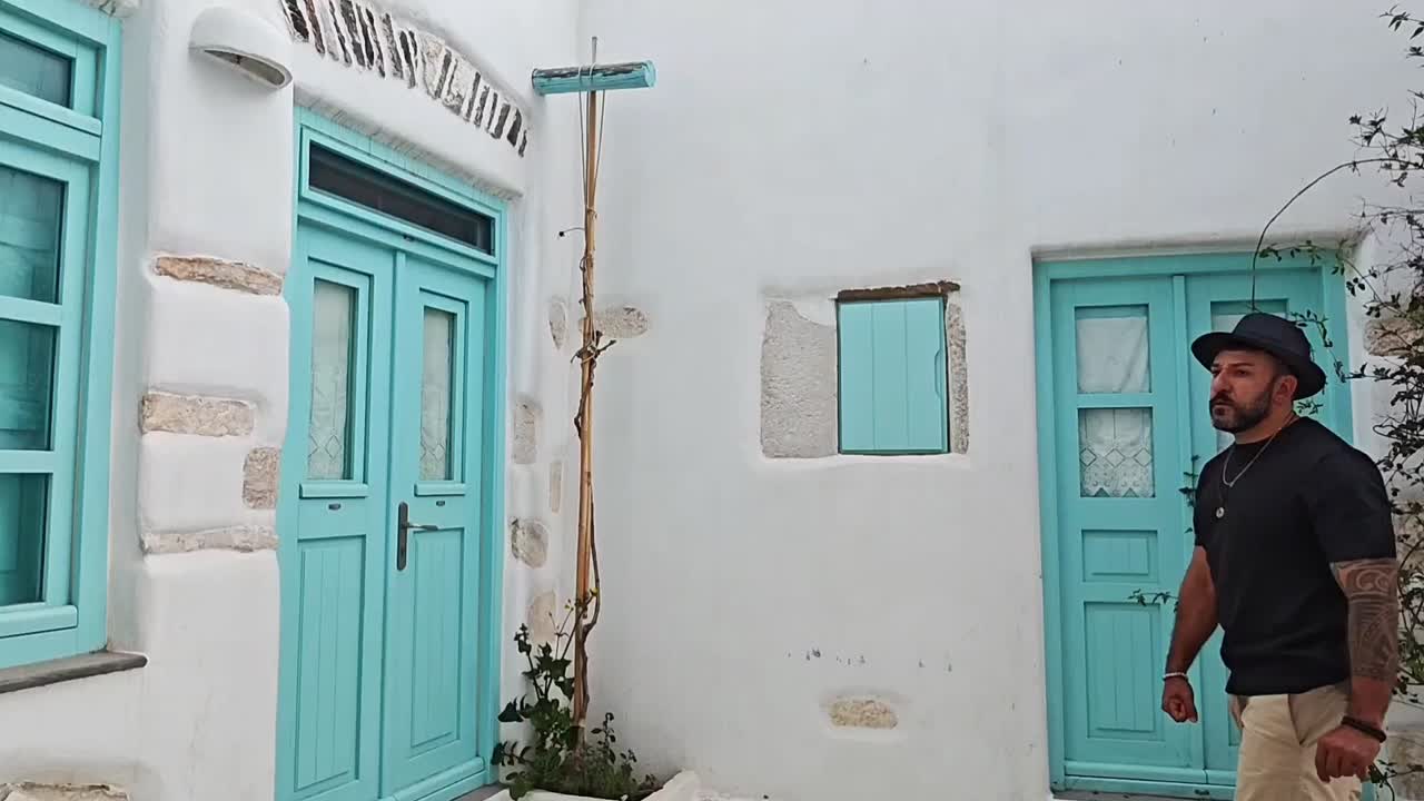 caminando por el parikia en paros